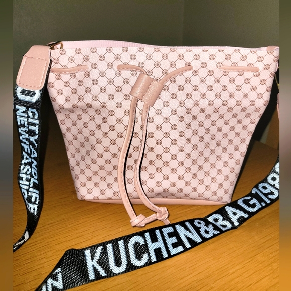 unbranded Handbags - 🤩BOGO! Cute small pink bag
